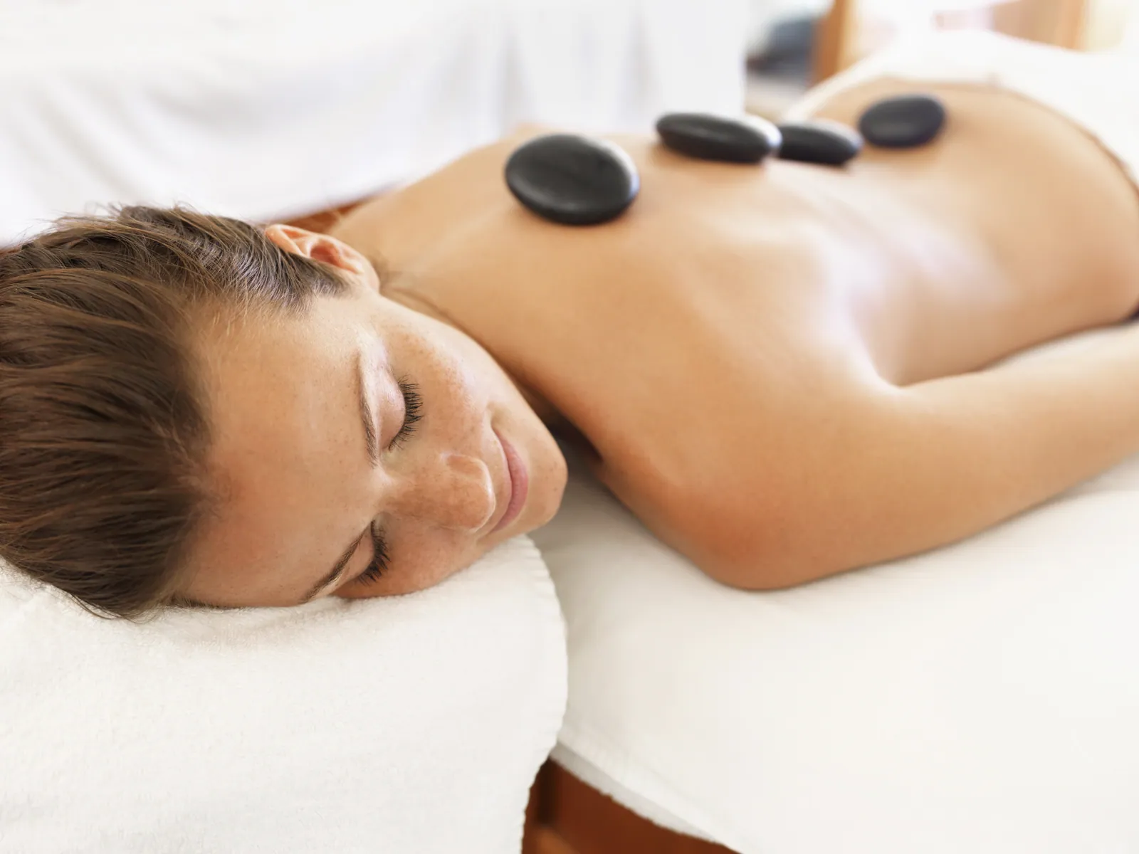 Entspannende Hot Stone Massage im Beauty Space Hadassah